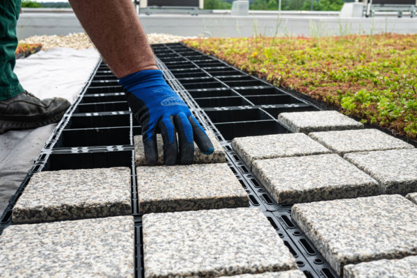 Zelená střecha ECOSEDUM PACK v kombinaci s ECORASTER BLOXX